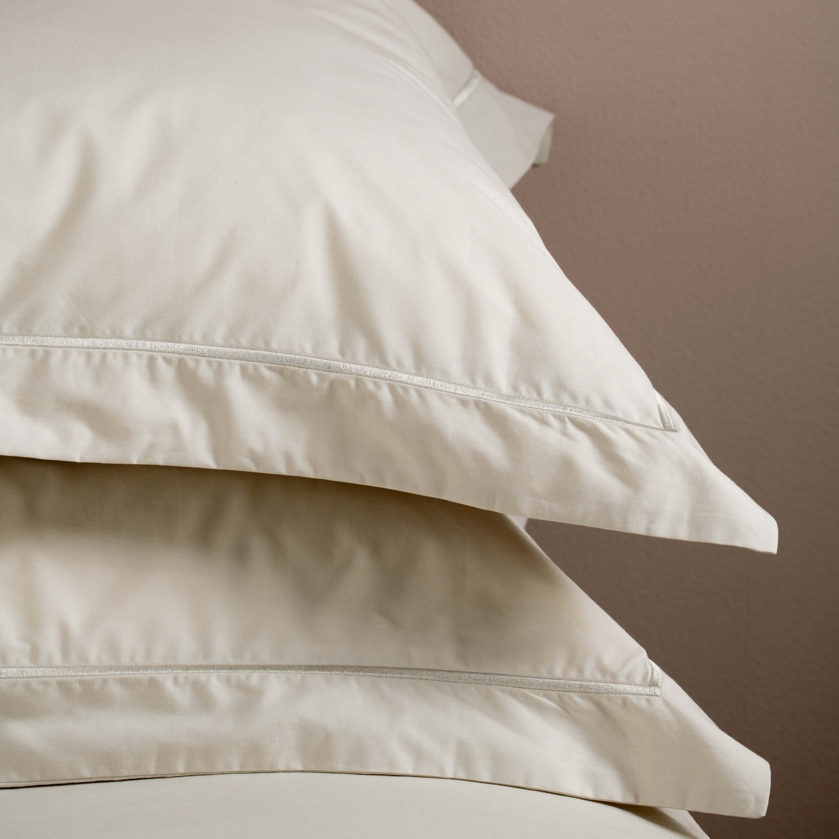 Natural 200 Thread Count Egyptian Cotton Bed Sets Superking - linen, breathable, close-up detail 3 | Soak and Sleep