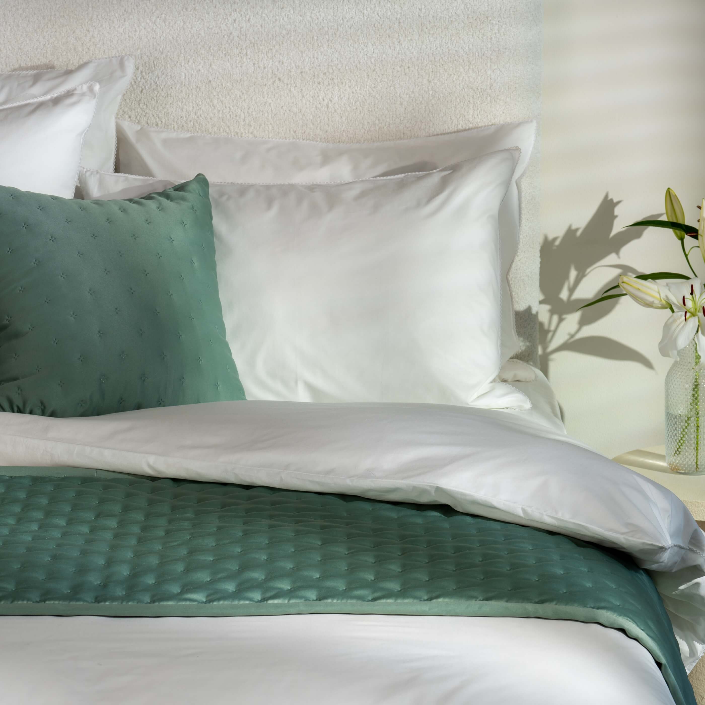 White Scallop Edge Bedding