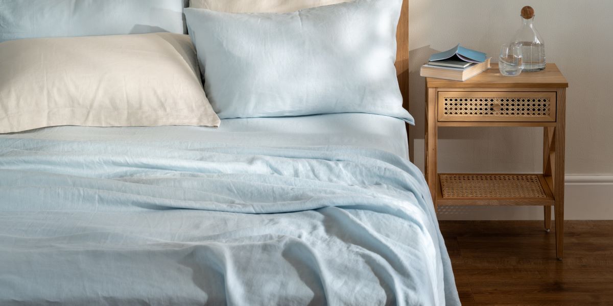 What is a flat sheet vs fitted sheet?