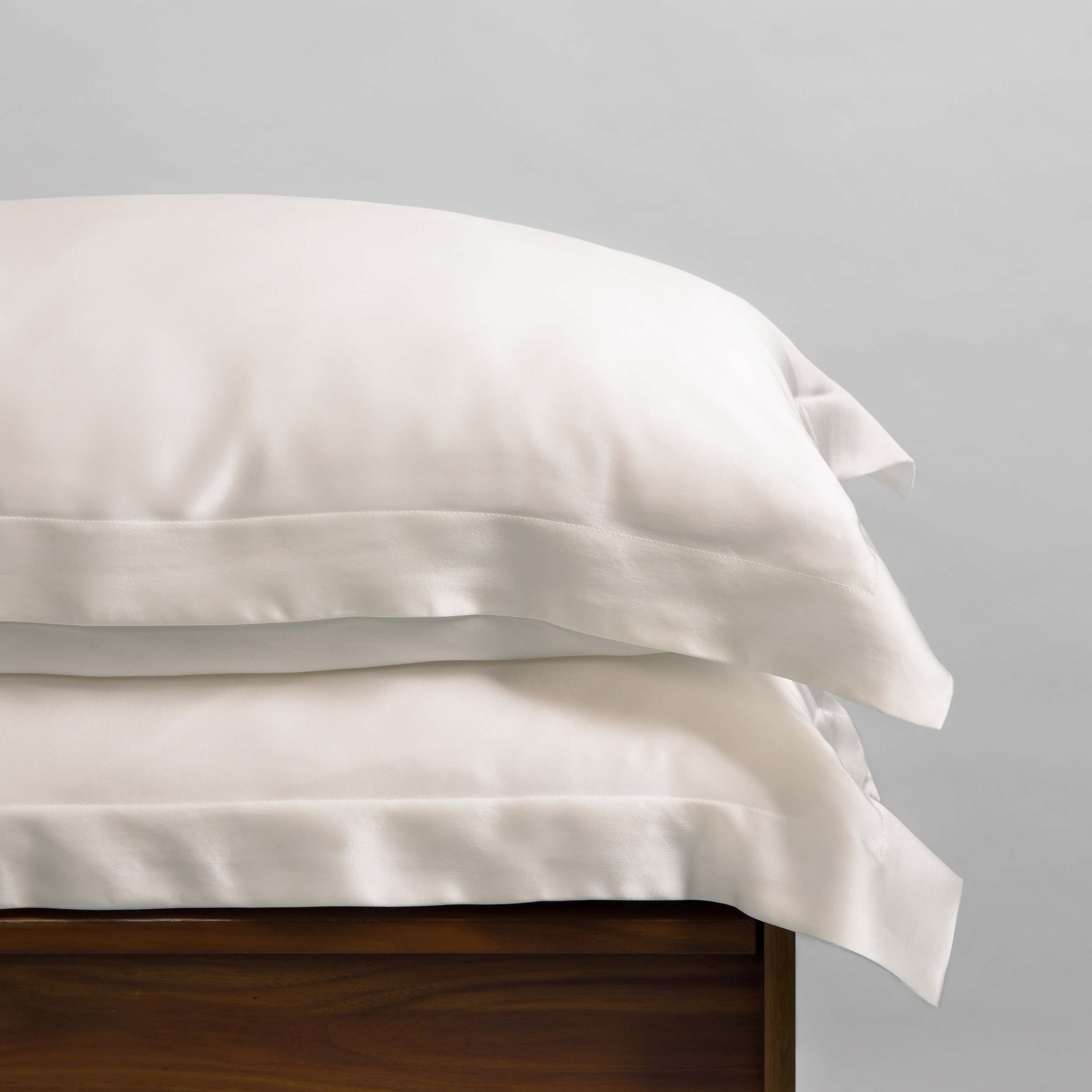 Ivory Mulberry Silk Pillowcases close-up detail 6 | Soak and Sleep