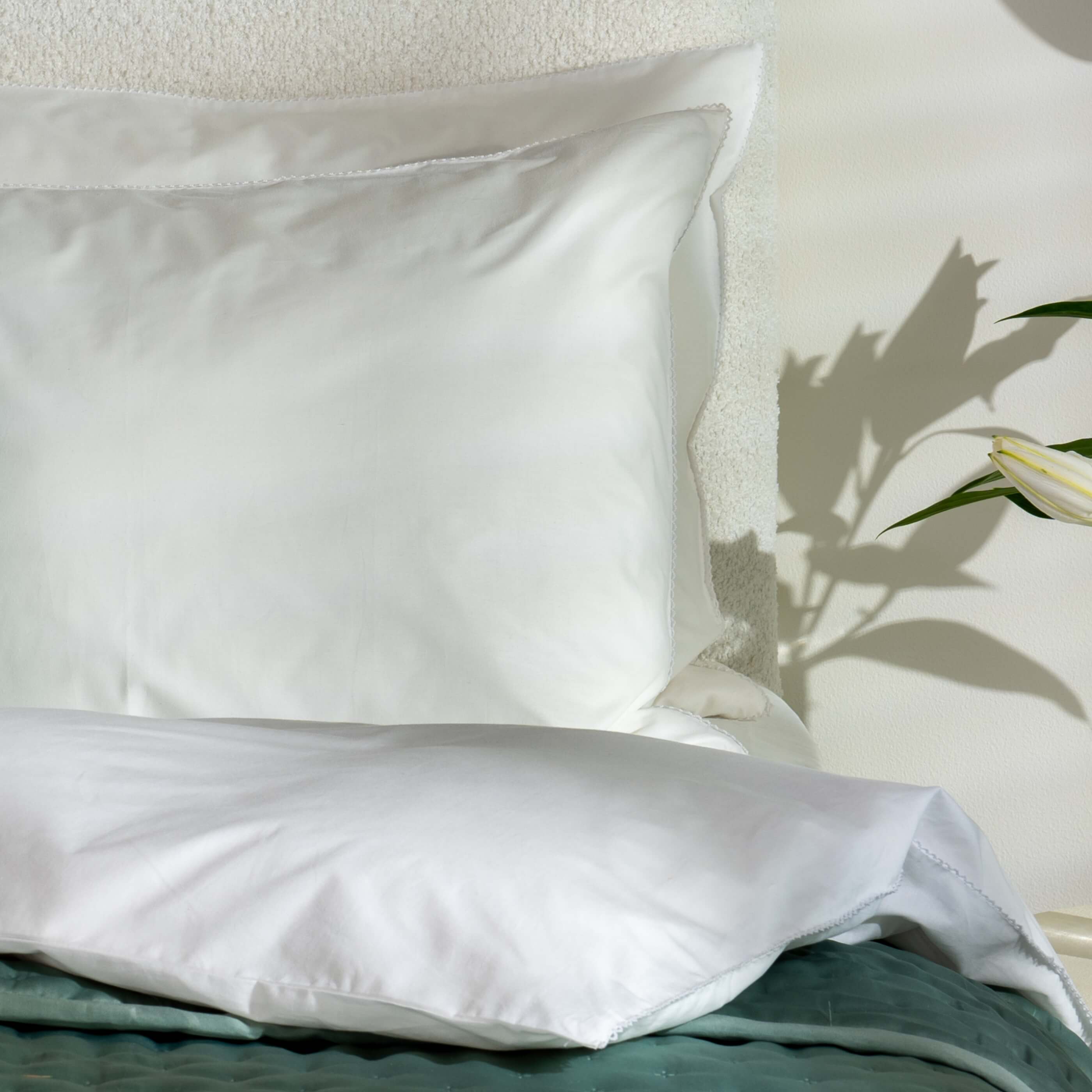 White Scallop Edge Bedding