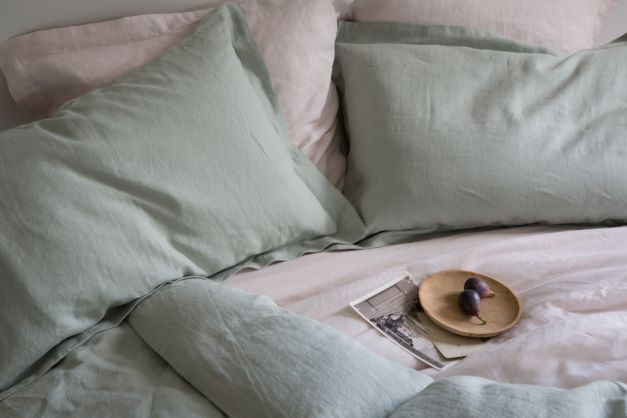 https://www.soakandsleep.com/media/wysiwyg/Linen_Pillows.jpg