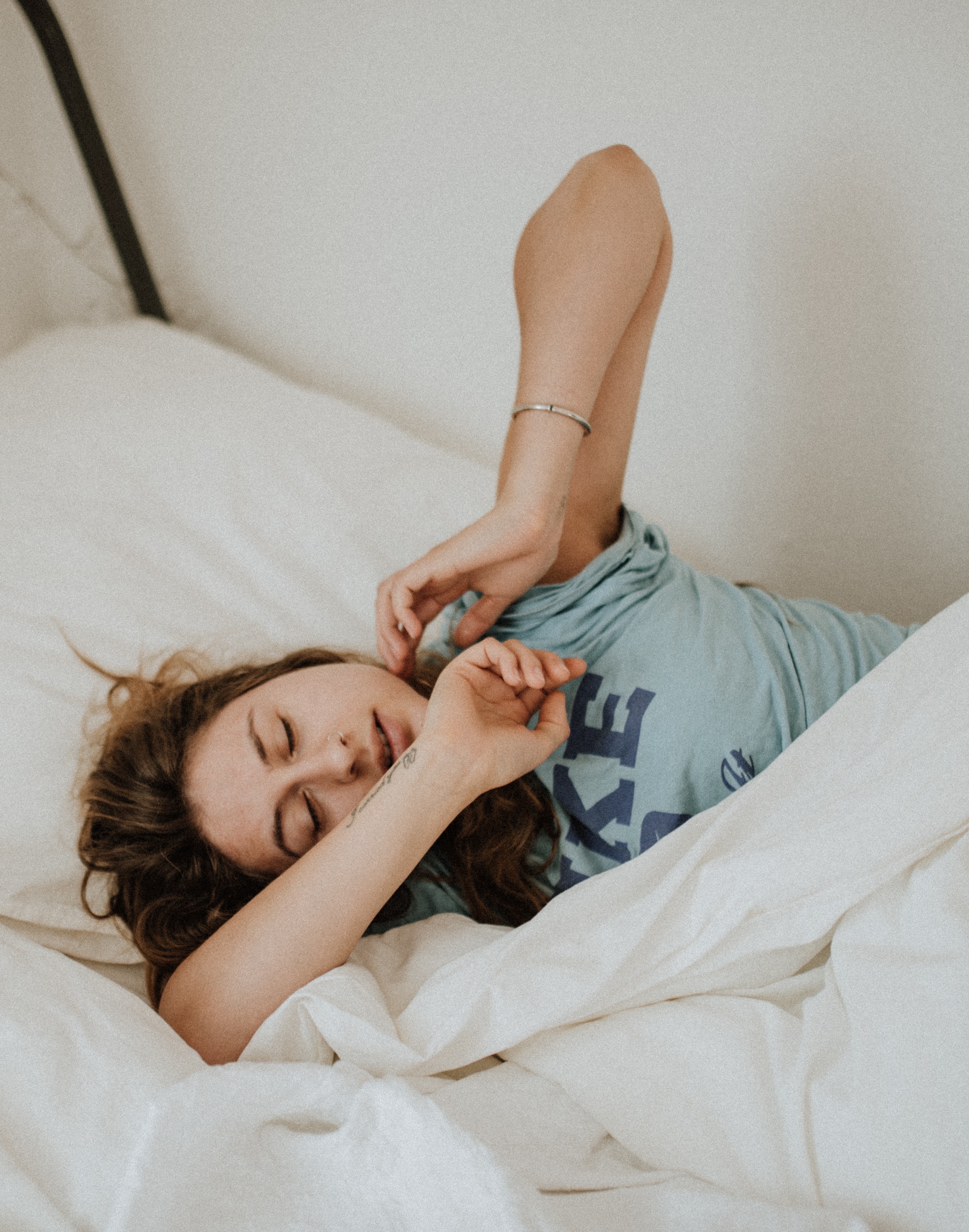 Woman waking up in a Soak&Sleep duvet